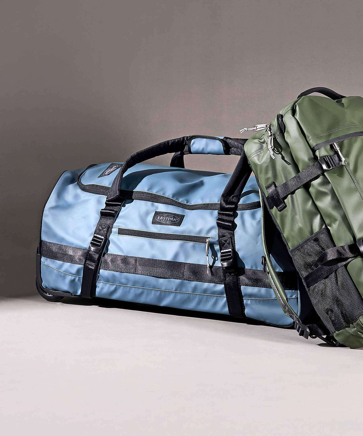 Eastpak Tarp Duffel Pack M Travel bag with wheels tarp stormy